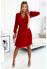 Numoco - Kopertowa Sukienka z Plisowanym Dołem - Czerwona. Kolor: czerwony. Materiał: poliester, elastan. Typ sukienki: kopertowe #1