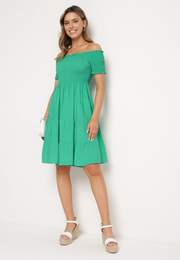 Born2be - Zielona Bawełniana Sukienka z Hiszpańskim Dekoltem z Szerokimi Falbanami na Dole Bliria. Okazja: na co dzień, na spacer. Typ kołnierza: dekolt hiszpanka. Kolor: zielony. Materiał: bawełna. Sezon: lato. Typ sukienki: rozkloszowane. Styl: casual, elegancki, wakacyjny