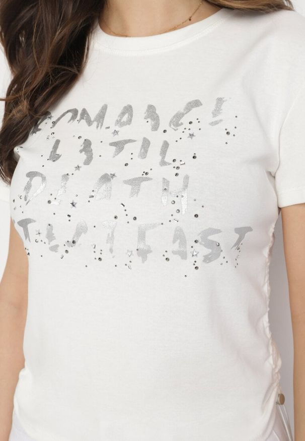 Born2be - Biały T-shirt z Bawełny z Ozdobnym Nadrukiem Troczkami i Cyrkoniami ilretia. Okazja: na co dzień. Kolor: biały. Materiał: bawełna. Wzór: nadruk. Styl: casual