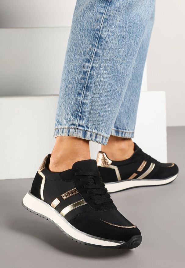 Born2be - Czarne Sneakersy z Ozdobnymi Paskami i Metalicznymi Wstawkami Alanissea. Okazja: na co dzień. Nosek buta: okrągły. Zapięcie: pasek. Kolor: czarny. Materiał: jeans. Wzór: paski. Obcas: na płaskiej podeszwie