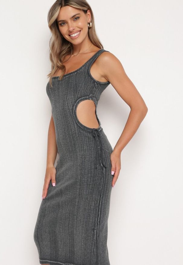 Born2be - Ciemnoszara Bawełniana Sukienka na Ramiączkach ze Ściągaczami i Wycięciami po Bokach Nestanina. Kolor: szary. Materiał: bawełna. Długość rękawa: na ramiączkach. Styl: elegancki