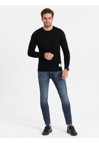 Ombre Clothing - Sweter męski z teksturą i półokrągłym dekoltem - czarny V4 OM-SWSW-0104 - XXL. Kolor: czarny. Materiał: bawełna, akryl. Długość rękawa: długi rękaw. Długość: długie. Wzór: aplikacja