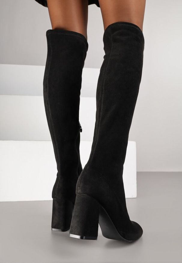 Born2be - Czarne Kozaki Vices z Imitacji Zamszu na Słupku z Dopasowaną Cholewką Lavie. Okazja: na co dzień. Kolor: czarny. Materiał: zamsz. Szerokość cholewki: normalna. Obcas: na słupku. Styl: elegancki, casual. Wysokość obcasa: średni