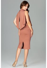 Lenitif - Dopasowana sukienka midi z doszytą pelerynką brązowa. Kolor: brązowy. Typ sukienki: ołówkowe, dopasowane. Styl: elegancki. Długość: midi #2