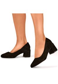 marka niezdefiniowana - Czółenka damskie na niskim obcasie zamszowe czarne 8338-260B. Kolor: czarny. Materiał: zamsz. Szerokość cholewki: normalna. Obcas: na obcasie. Wysokość obcasa: niski #1