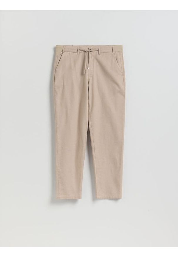 Reserved - Spodnie chino regular fit - beżowy. Kolor: beżowy. Materiał: tkanina, len