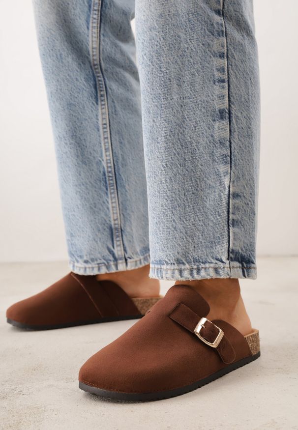 Born2be - Ciemnobrązowe Klapki z Ozdobnym Paskiem i Klamrą Calevelis. Nosek buta: okrągły. Kolor: brązowy. Materiał: jeans. Obcas: na obcasie. Styl: elegancki, klasyczny. Wysokość obcasa: średni