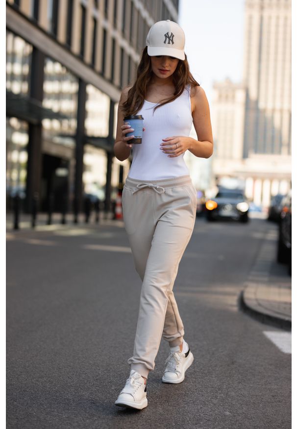 LEKKIE SPODNIE JOGGERS PIASKOWE XL - Flawless. Materiał: dresówka, bawełna, materiał, skóra. Długość: długie. Styl: sportowy, klasyczny, elegancki