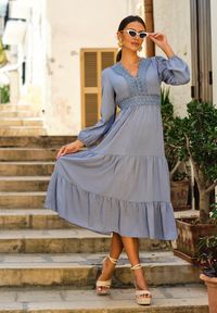 Renee - Niebieska Sukienka Rozkloszowana z Falbanką i Koronką Kiaya. Kolor: niebieski. Materiał: koronka. Wzór: koronka. Długość: maxi #3