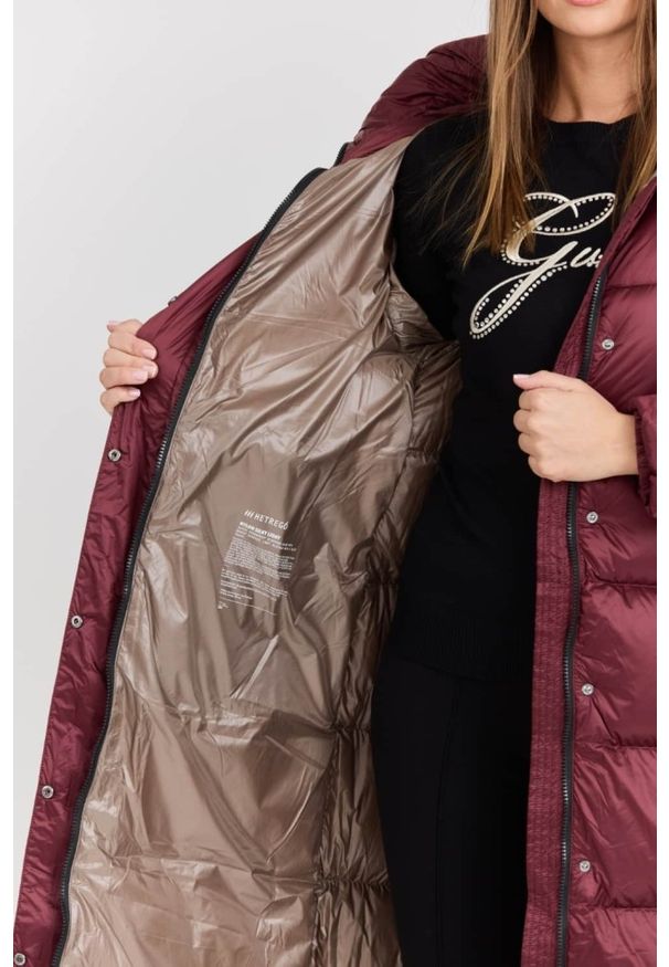 Hetrego - HETREGO Bordowy damski puchowy płaszcz Karen Woman Quilted Coat. Kolor: czerwony. Materiał: puch. Długość rękawa: długi rękaw. Długość: do kolan. Sezon: zima. Styl: klasyczny, elegancki