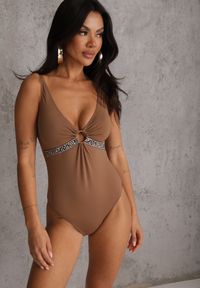 Renee - Brązowy Strój Kąpielowy z Paskiem w Geometryczny Print i Wycięciem Helania. Kolekcja: plus size. Kolor: brązowy. Wzór: geometria, nadruk #1