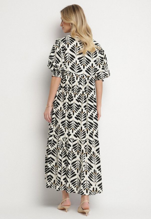 Born2be - Czarna Rozkloszowana Sukienka z Wiskozą z Motywem Roślinnym Loredia. Okazja: na co dzień. Typ kołnierza: dekolt w kształcie V. Kolor: czarny. Materiał: wiskoza. Długość rękawa: krótki rękaw. Wzór: aplikacja. Styl: casual, elegancki