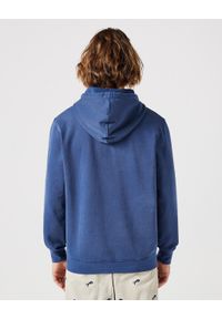 Wrangler - WRANGLER MĘSKA BLUZA GRAPHIC HOODIE NAVY 112350540 W671011976. Typ kołnierza: kaptur #4