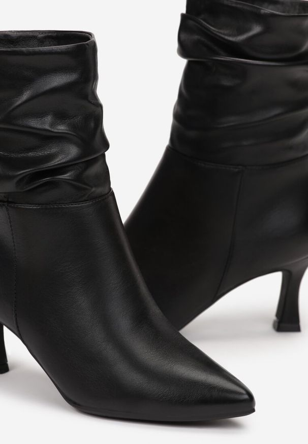 Renee - Czarne Botki z Jeansowego Materiału na Niskiej Szpilce Zapinane na Suwak z Marszczoną Cholewką Atzia. Nosek buta: szpiczasty. Kolor: czarny. Materiał: jeans, materiał. Szerokość cholewki: normalna