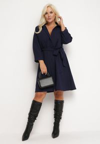 Born2be - Granatowa Rozkloszowana Mini Sukienka Zapinana na Guziki z Materiałowym Paskiem Vleco. Kolor: niebieski. Materiał: materiał. Długość: mini #4