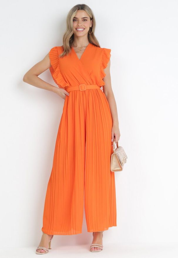 Born2be - Pomarańczowy Plisowany Kombinezon z Szerokimi Nogawkami i Wiązanym Paskiem Audra. Okazja: na co dzień. Kolor: pomarańczowy. Sezon: wiosna, lato. Styl: casual, elegancki