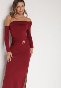 Born2be - Bordowa Sukienka z Wiskozą Wywiniętym Dekoltem Marszczeniem i Metaliczną Ozdobą Reillea. Okazja: na co dzień. Kolor: czerwony. Materiał: wiskoza. Wzór: aplikacja. Styl: casual, elegancki, klasyczny #1