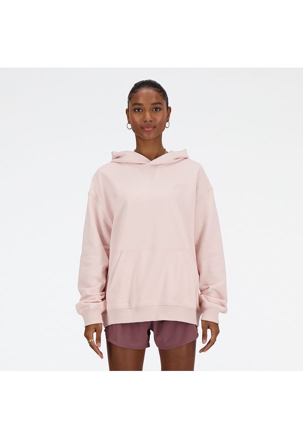 Bluza damska New Balance WT41537OUK – różowa. Okazja: na co dzień. Kolor: różowy. Materiał: dresówka, prążkowany, bawełna. Wzór: ze splotem. Styl: klasyczny, casual
