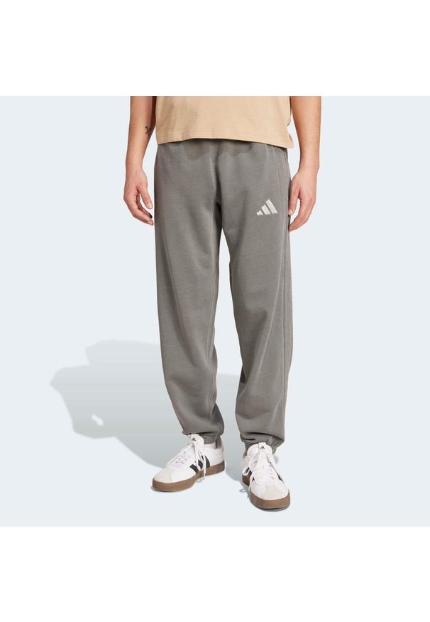 Adidas - Luźne spodnie z wyblakłej dzianiny frotte ADIDAS ALL SZN. Kolor: szary. Materiał: dzianina