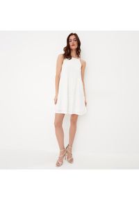 Mohito - Biała trapezowa sukienka mini - Biały. Kolor: biały. Typ sukienki: trapezowe. Długość: mini #1
