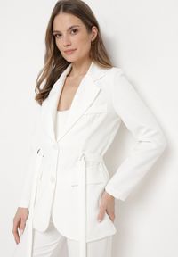 Born2be - Biała Marynarka Jednorzędowa z Ozdobnym Paskiem i Klapami Orianella. Okazja: na spotkanie biznesowe, do pracy. Kolor: biały. Materiał: jeans. Styl: biznesowy, elegancki