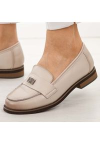 POTOCKI - Beżowe skórzane mokasyny damskie Potocki 19465. Okazja: na co dzień. Nosek buta: okrągły. Kolor: beżowy. Szerokość cholewki: normalna. Wzór: aplikacja. Materiał: skóra. Sezon: wiosna, jesień, lato. Obcas: na obcasie. Styl: casual, elegancki, klasyczny. Wysokość obcasa: niski #1