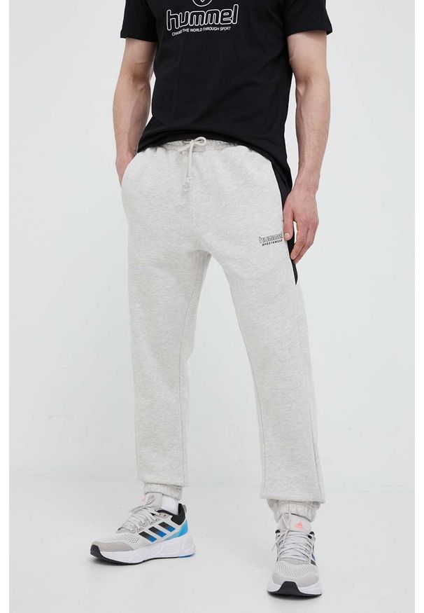Hummel spodnie dresowe bawełniane kolor szary gładkie. Kolor: szary. Materiał: bawełna, dresówka. Wzór: gładki