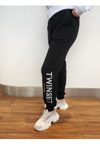 TwinSet - Czarne spodnie dresowe Twinset. Kolor: czarny. Materiał: dresówka. Wzór: napisy