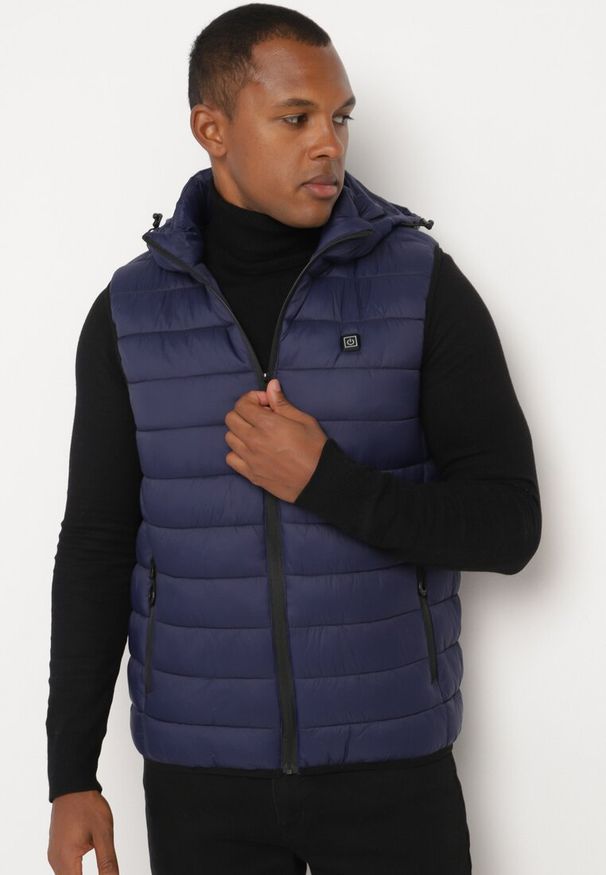 Born2be - Niebieska Kamizelka z Pikowanym Wzorem i Odpinanym Kapturem Podgrzewana przez USB Rinnelia. Okazja: na co dzień. Kolor: niebieski. Materiał: jeans, sztruks. Styl: casual