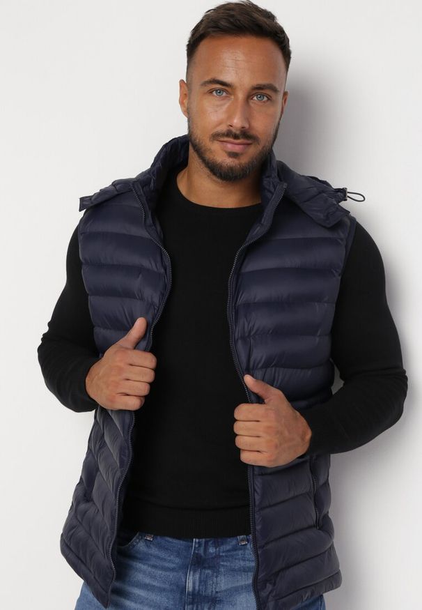 Born2be - Granatowa Pikowana Kamizelka Bezrękawnik z Kapturem i Kieszeniami Valisoba. Typ kołnierza: kaptur. Kolor: niebieski. Długość rękawa: bez rękawów