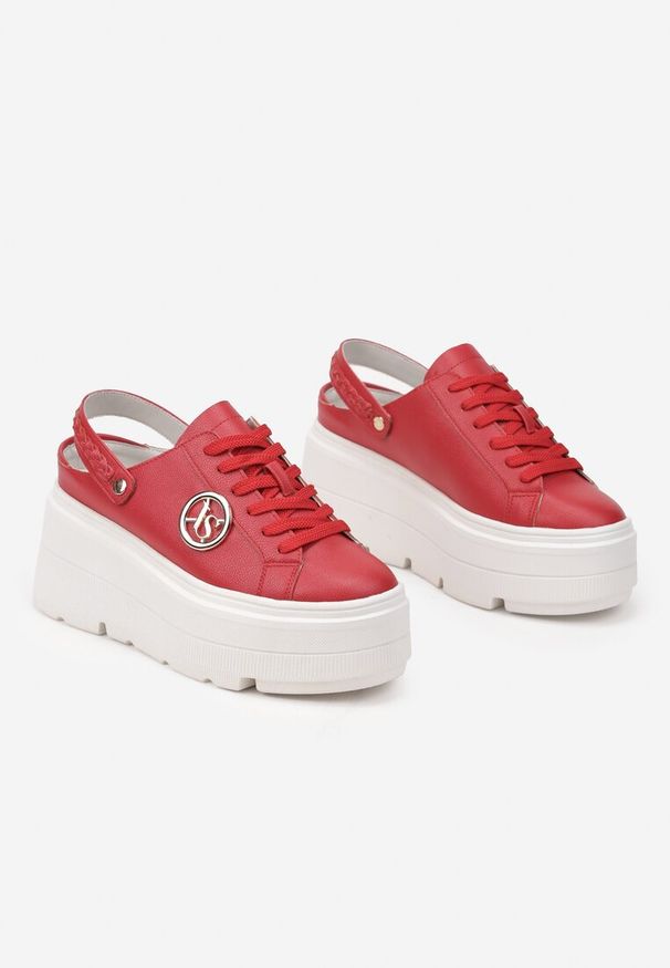 Born2be - Czerwone Sneakersy Vices na Grubej Tłoczonej Podeszwie z Paskiem na Pięcie i Metaliczną Ozdobą Zenfedi. Okazja: na co dzień. Zapięcie: pasek. Kolor: czerwony. Materiał: jeans. Szerokość cholewki: normalna. Wzór: aplikacja