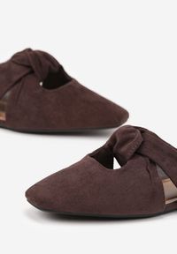 Born2be - Ciemnobrązowe Klapki Mule Vices Zdobione Supłem Lavisse. Okazja: na co dzień, na spotkanie biznesowe, do pracy. Kolor: brązowy. Materiał: jeans. Wzór: aplikacja. Obcas: na płaskiej podeszwie. Styl: biznesowy, klasyczny, elegancki, casual #6