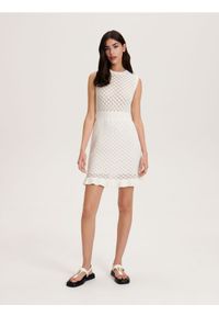 Reserved - Ażurowa sukienka - kremowy. Kolor: kremowy. Materiał: bawełna, dzianina. Wzór: ażurowy #1