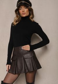 Renee - Czarne Spódnico-Szorty High Waist z Ekoskóry Ozdobione Imitacją Kieszeni Silezi. Stan: podwyższony. Kolor: brązowy. Wzór: aplikacja. Styl: elegancki