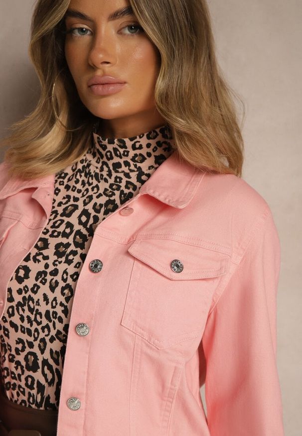 Renee - Różowa Jeansowa Kurtka z Bawełny z Guzikami i Kieszeniami Ainztia. Okazja: na co dzień. Kolor: różowy. Materiał: bawełna, jeans. Długość rękawa: długi rękaw. Długość: długie. Wzór: kwiaty. Styl: casual, klasyczny