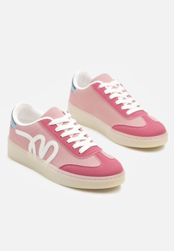 Renee - Różowe Sneakersy Kultowe Tenisówki Zdobione Abstrakcyjną Aplikacją Fendiva. Okazja: na co dzień. Kolor: różowy. Materiał: jeans. Wzór: aplikacja