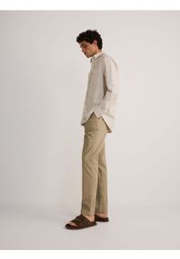 Reserved - Spodnie chino slim fit - beżowy. Kolor: beżowy. Materiał: bawełna