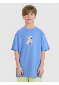 4f - 4F T-shirt oversize z nadrukiem chłopięcy - niebieski 134 (8-9 lat). Okazja: na co dzień. Kolor: niebieski. Materiał: dzianina, bawełna, jersey. Długość rękawa: krótki rękaw. Długość: krótkie. Wzór: nadruk. Sezon: lato. Styl: klasyczny, sportowy, casual
