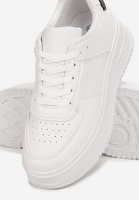 Born2be - Biało-Czarne Sneakersy Aryasephona. Kolor: biały. Materiał: materiał, skóra ekologiczna. Obcas: na platformie #3