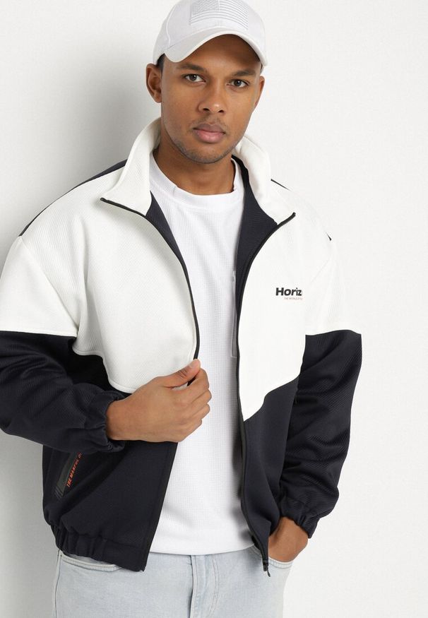 Born2be - Biało-Granatowa Kurtka Ozdobiona Napisem Fonilia. Okazja: na co dzień. Kolor: biały. Materiał: jeans. Wzór: aplikacja, napisy. Styl: casual