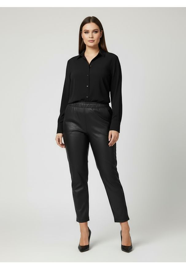 Moda Size Plus Iwanek - Eleganckie czarne spodnie BengaMetallic04 7/8 o kroju slim fit PLUS SIZE XXL OVERSIZE JESIEŃ. Okazja: na co dzień, do pracy, na spacer. Kolekcja: plus size. Kolor: czarny. Materiał: poliester, nylon, skóra, tkanina, materiał, elastan. Sezon: jesień. Styl: elegancki