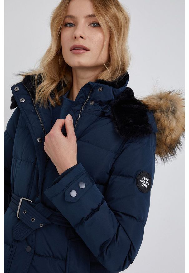 Pepe Jeans Kurtka puchowa damska kolor granatowy zimowa. Okazja: na co dzień. Kolor: niebieski. Materiał: puch. Wzór: gładki. Sezon: zima. Styl: casual