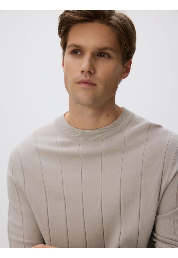 Reserved - Sweter z wiskozą - beżowy. Kolor: beżowy. Materiał: wiskoza