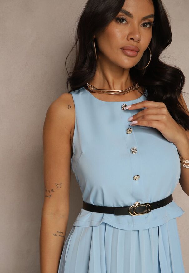 Renee - Niebieska Plisowana Sukienka o Rozkloszowanym Kroju Bez Rękawów z Paskiem z Klamrą Iffule. Kolor: niebieski. Długość rękawa: bez rękawów. Styl: elegancki