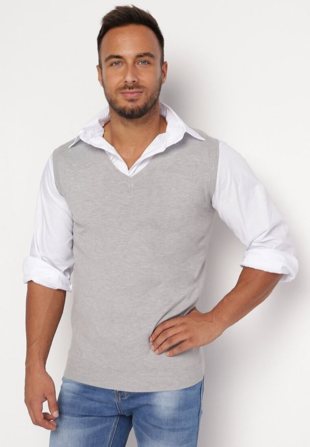 Born2be - Jasnoszary Sweter Kamizelka z Trójkątnym Dekoltem z Dzianiny Sarotte. Kolor: szary. Materiał: dzianina. Długość rękawa: bez rękawów. Styl: elegancki