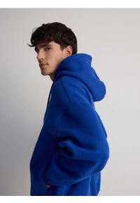 Reserved - Bluza z kapturem - niebieski. Typ kołnierza: kaptur. Kolor: niebieski. Materiał: bawełna, dzianina #1