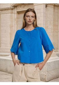 Sinsay - Koszulowa bluzka z ażurowym wykończeniem rękawa - niebieski. Kolor: niebieski. Wzór: ażurowy #1
