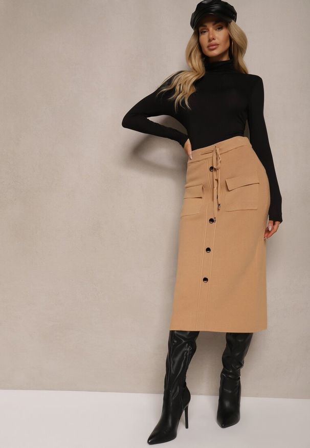 Renee - Beżowa Spódnica Ołówkowa z Kaszmirem High Waist z Ozdobnymi Guzikami i Kieszeniami Edithwen. Stan: podwyższony. Kolor: beżowy. Materiał: kaszmir. Sezon: zima