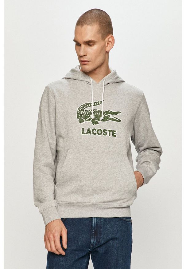 Lacoste Bluza męska kolor szary z kapturem z nadrukiem. Okazja: na co dzień. Typ kołnierza: kaptur. Kolor: szary. Wzór: nadruk. Styl: casual
