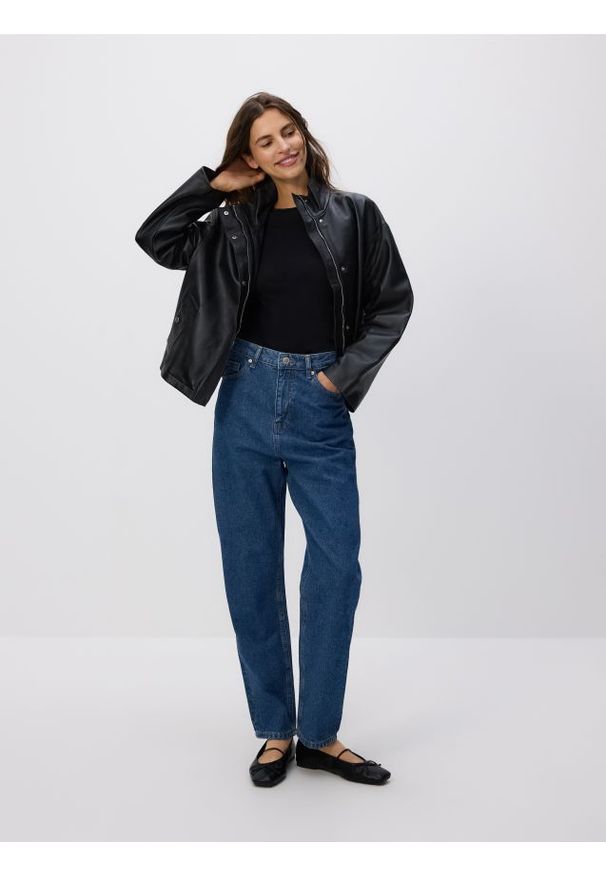 Reserved - Jeansy mom fit - niebieski. Kolor: niebieski. Materiał: jeans